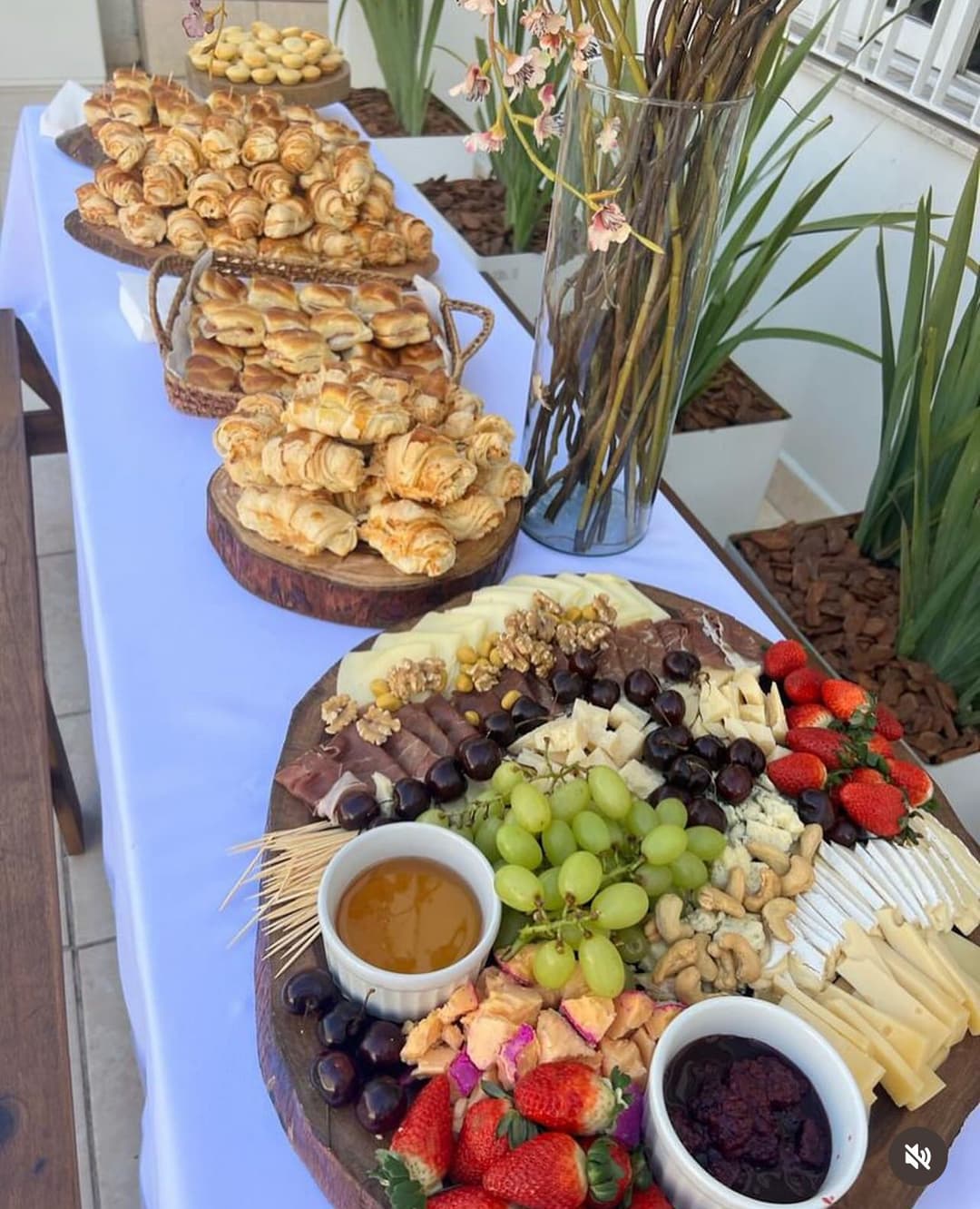 Mesa com alimentos do coffee break